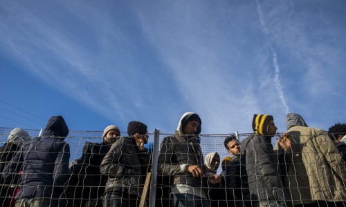 2015-12-07 16:14:30 epa05058795 Migrants stand in line for food on the Greek side of the border between Greece and Macedonia, near the Greek village of Idomeni, 07 December 2015. Since October, the number of people travelling through the Balkans and on to Austria and Germany has dropped, after countries on the Balkan route stopped allowing entry to economic migrants and built their own fences.  EPA/ZOLTAN BALOGH HUNGARY OUT