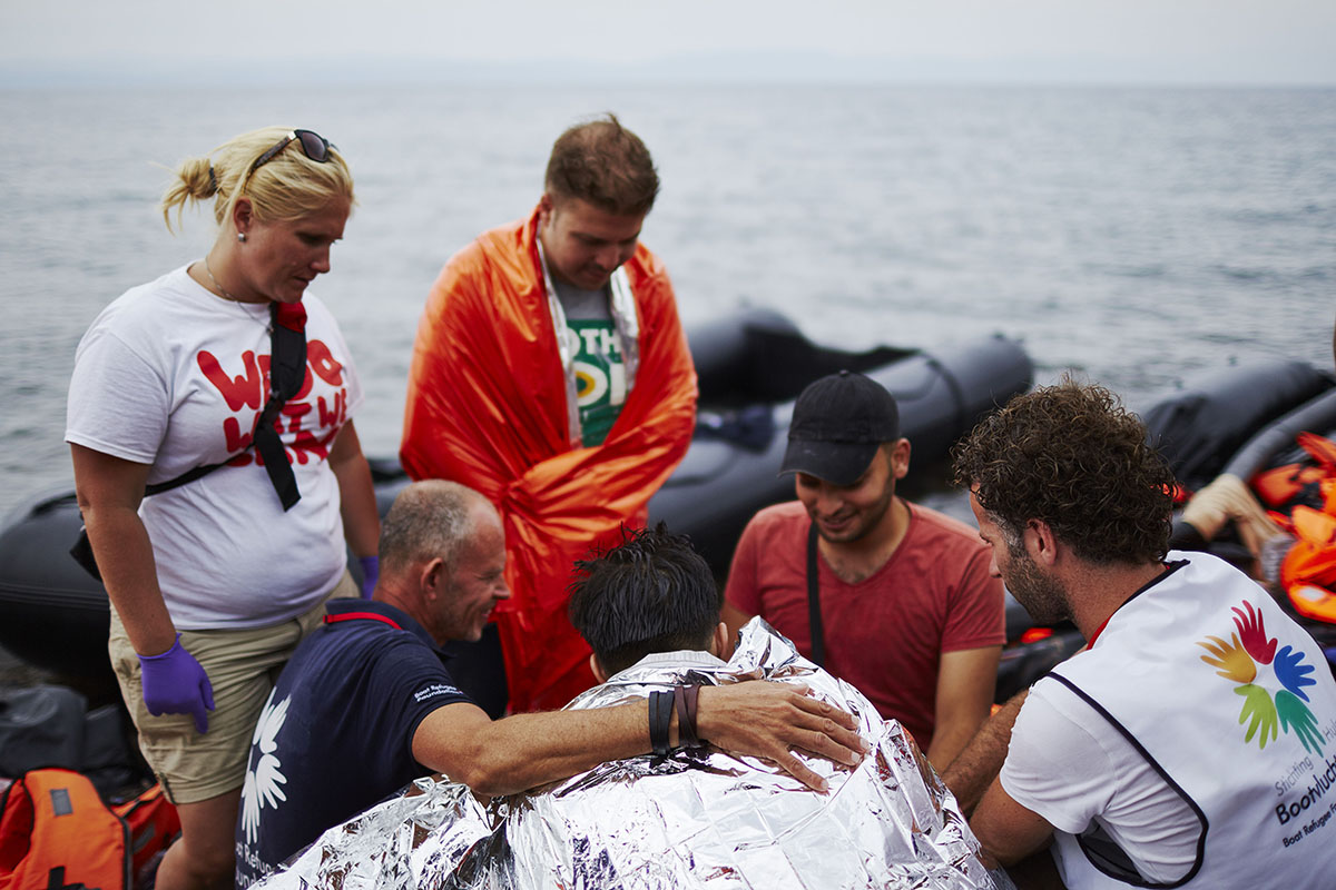 2015-09-22 00:00:00 LESBOS - Vrijwilligers van de Nederlandse Stichting Hulpactie Bootvluchtelingen helpen vluchtelingen bij aankomst op Lesbos. Een groep van 15 vrijwilligers verlenen eerste hulp op het Griekse eiland. ANP PIERRE CROM